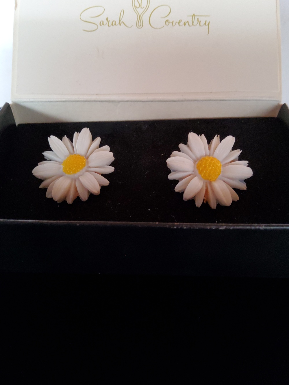 Sarah Coventry 1960s Celluloid Daisy Clip-on earrings. - Picture 3 of 5